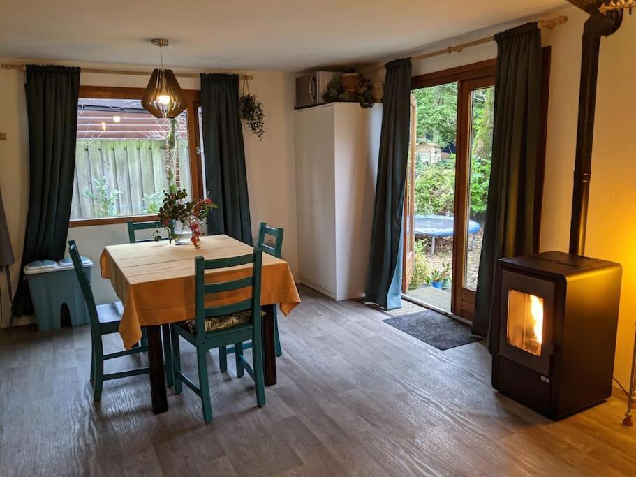 Sfeervol Chaletje In Een Rustige Bosrijke Omgeving Diessen Bagian luar foto